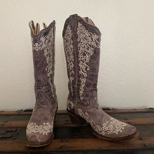 Corral cowgirl boots style is Vintage snip toe in a size 6.5 ~